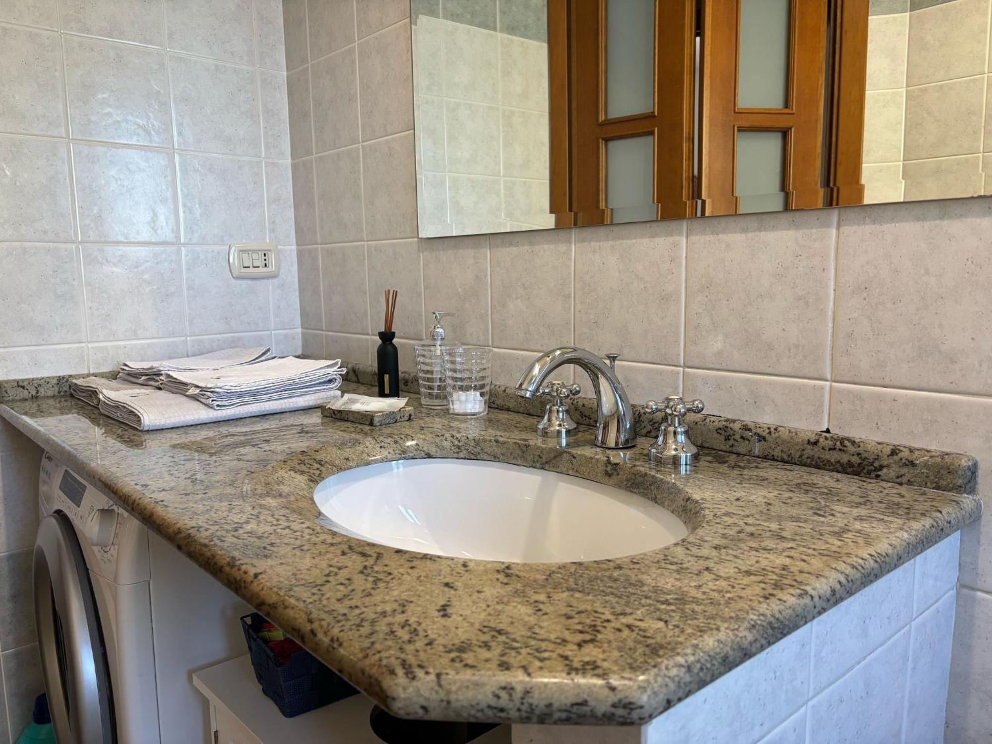 Bright Port View Apartment- Free Parking Cagliari Eksteriør billede
